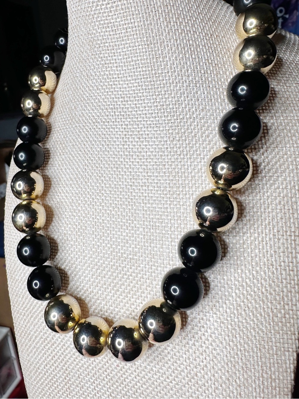 Elegant Black and Gold Beaded Necklace - Women Jewelry - Picture 2 of 3
